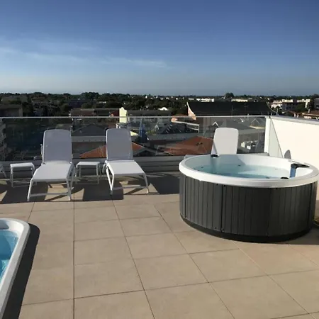 Cozy With Rooftop Pool