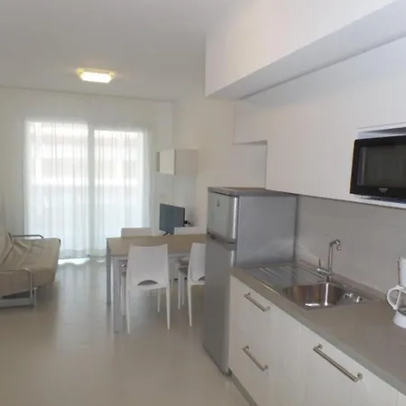 Cozy With Rooftop Pool Apartment *