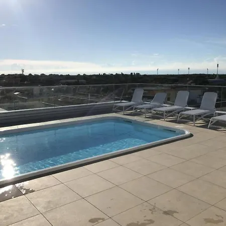 Cozy With Rooftop Pool Apartamento *