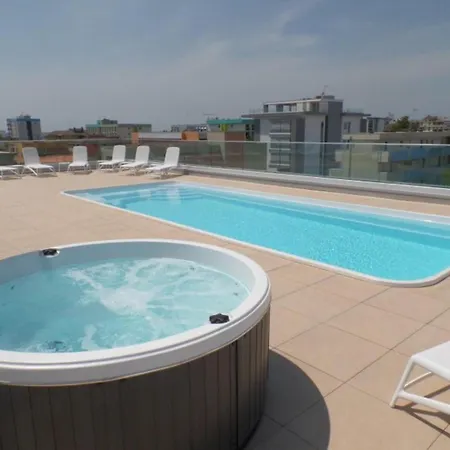 Cozy With Rooftop Pool Apartment *