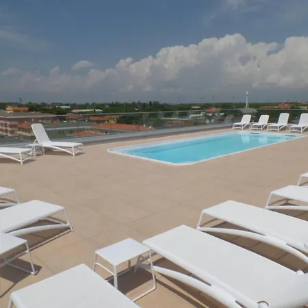 Apartment Cozy With Rooftop Pool