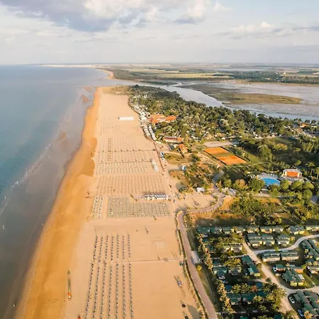 Cozy With Rooftop Pool Apartment Bibione